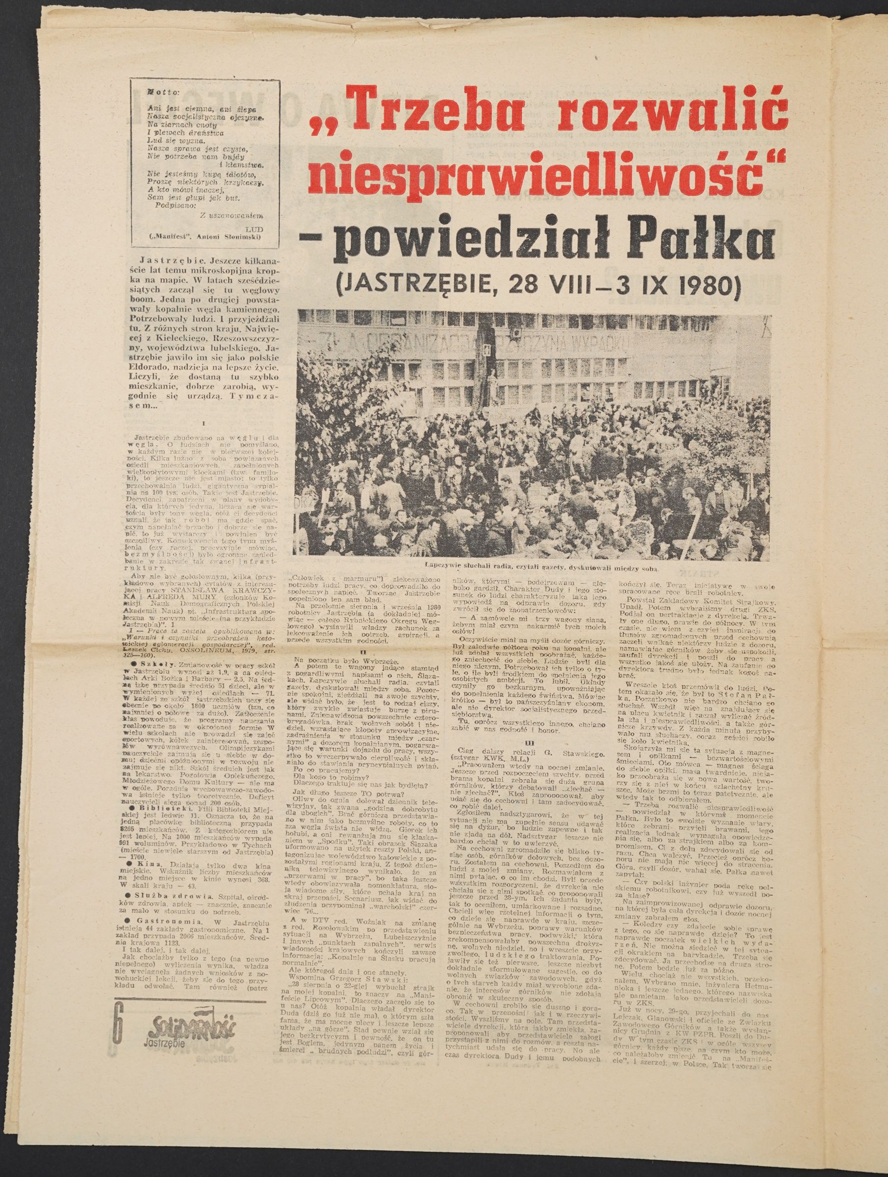 Strona z reportażem „»Trzeba rozwalić niesprawiedliwość« – powiedział Pałka (Jastrzębie, 28 VIII – 3 IX 1980)” i fotografią tłumu przed budynkiem kopalni.