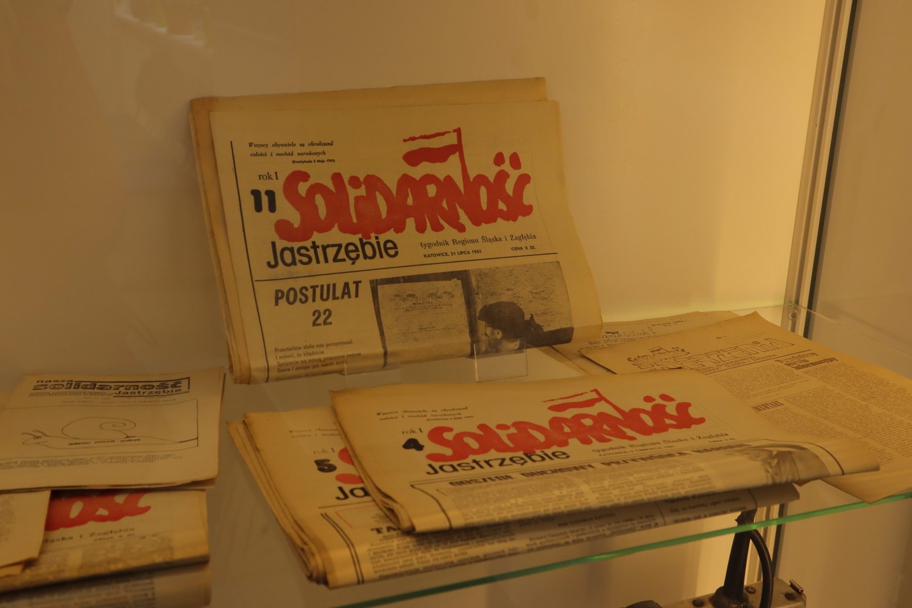 Szklana gablota z kilkoma numerami tygodnika „Solidarność Jastrzębie”; na wierzchu numer 11 z czerwoną winietą.