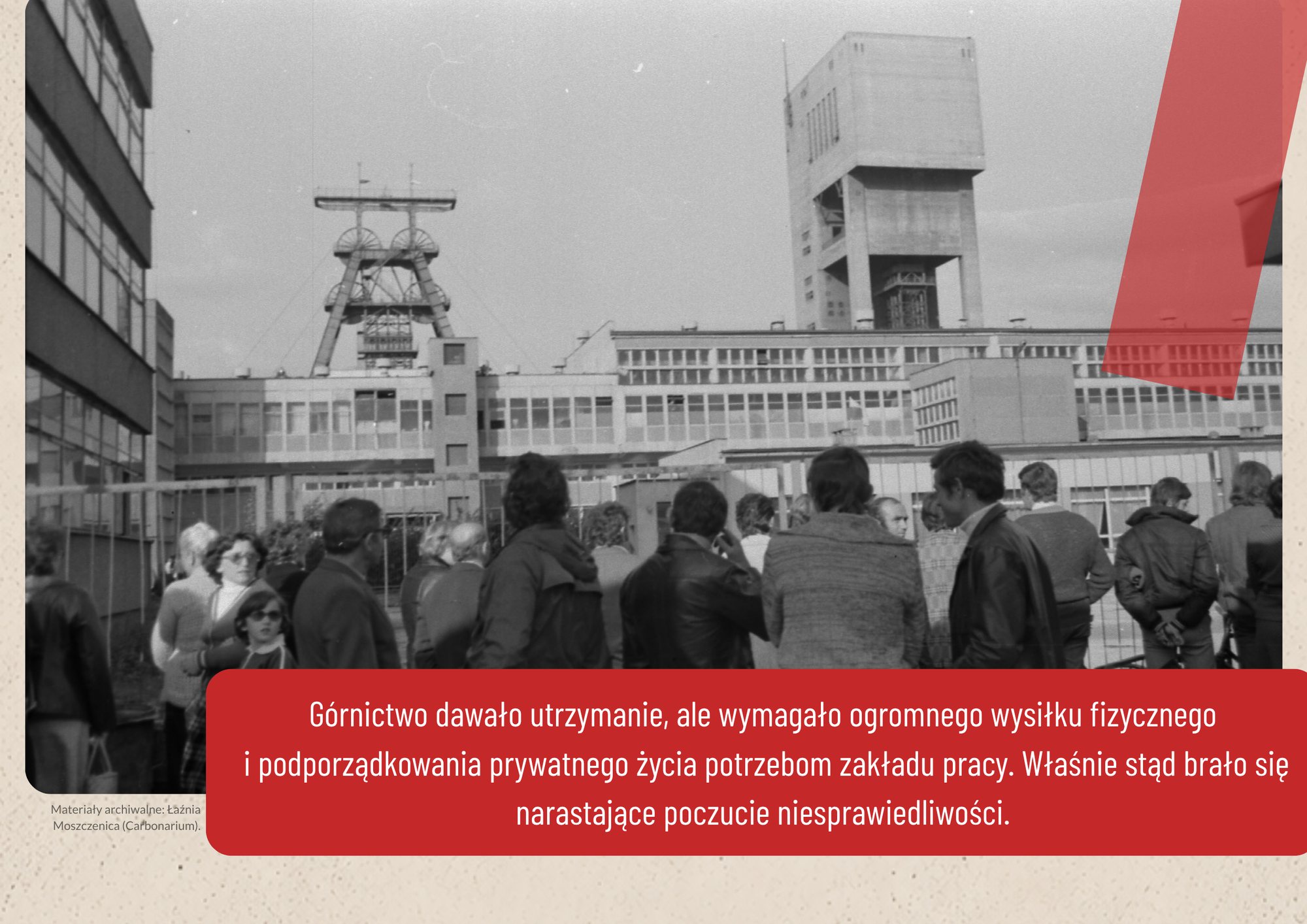 Dolna część planszy „Praca”: czarno-biała fotografia ludzi stojących tyłem przed zabudowaniami kopalni z wieżami szybowymi; na niej czerwone pole z tekstem.
