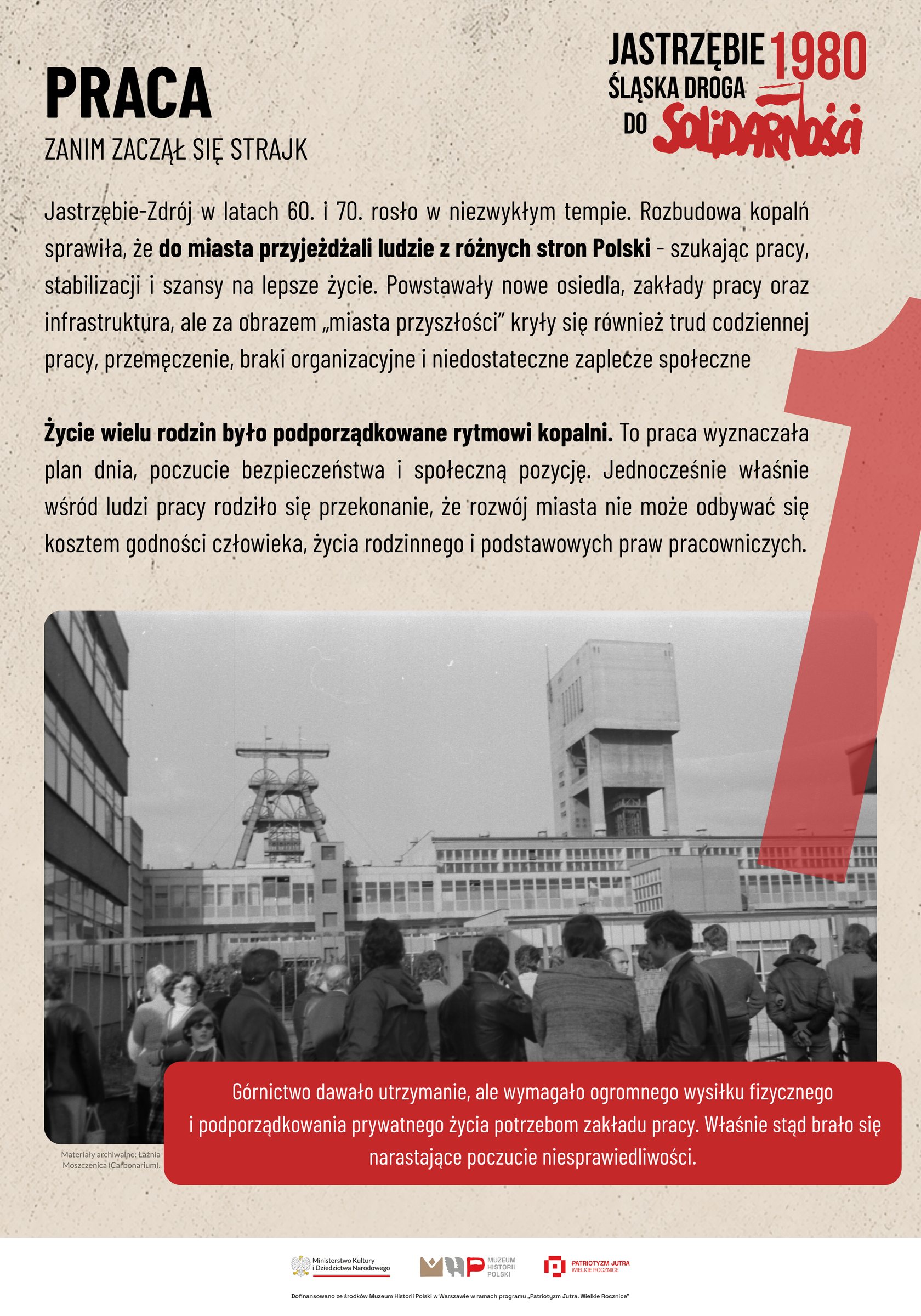 Plansza z tytułem „Praca. Zanim zaczął się strajk”. U góry znak wystawy, pod tekstem czarno-biała fotografia ludzi stojących przed zabudowaniami kopalni z wieżami szybowymi. Po prawej duża czerwona cyfra 1, u dołu czerwone pole z tekstem i logotypy grantodawców.