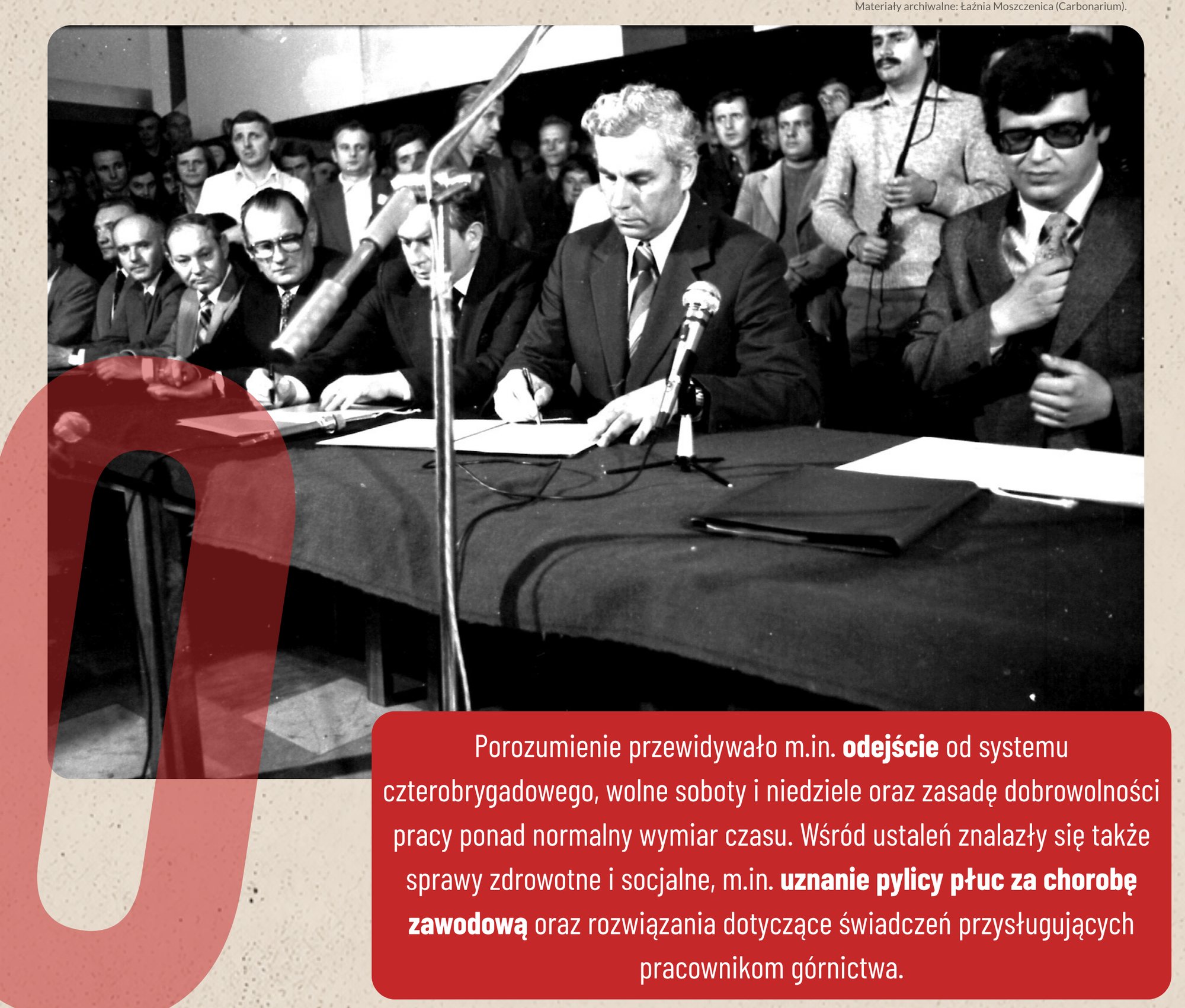 Fragment planszy „3 września 1980 r.”: czarno-biała fotografia mężczyzn przy stole z mikrofonami, jeden podpisuje dokument; obok czerwona cyfra 0 i czerwone pole z tekstem.