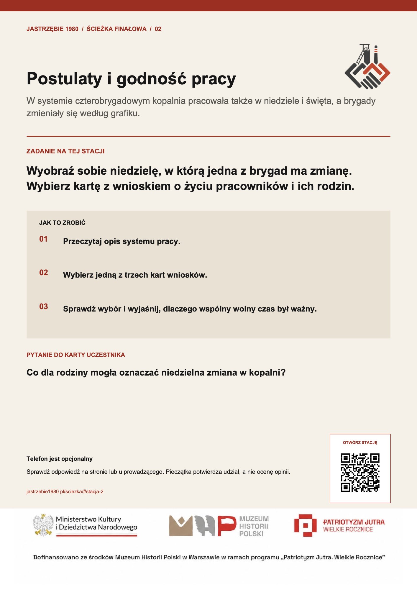 Plansza stacji 02 ścieżki finałowej z tytułem „Postulaty i godność pracy”: opis zadania, trzy kroki, pytanie do karty uczestnika, kod QR i logotypy grantodawców.